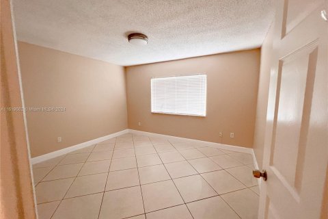 Condo in Hialeah, Florida, 2 bedrooms  № 1385653 - photo 12