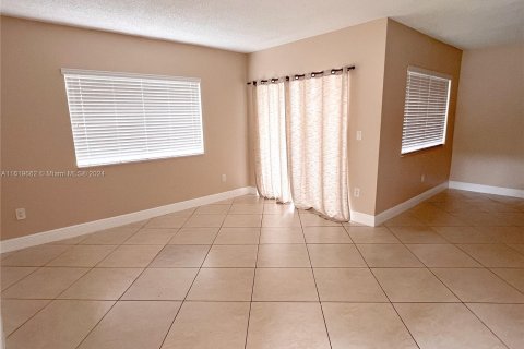 Condominio en venta en Hialeah, Florida, 2 dormitorios, 108.05 m2 № 1385653 - foto 5