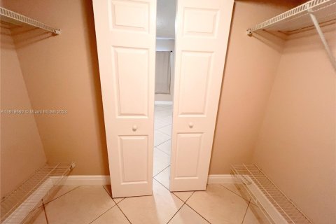 Condo in Hialeah, Florida, 2 bedrooms  № 1385653 - photo 9