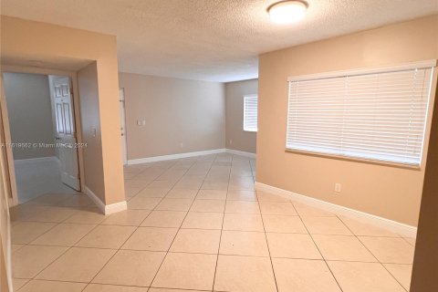 Condo in Hialeah, Florida, 2 bedrooms  № 1385653 - photo 4