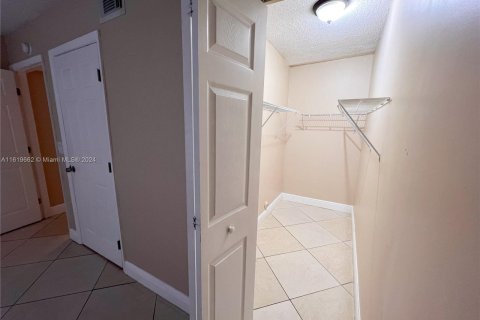 Condo in Hialeah, Florida, 2 bedrooms  № 1385653 - photo 13