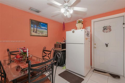 House in Hialeah, Florida 5 bedrooms, 287.53 sq.m. № 1383035 - photo 14