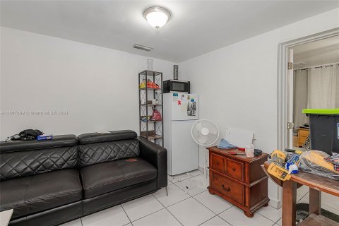 Casa en venta en Hialeah, Florida, 5 dormitorios, 287.53 m2 № 1383035 - foto 17