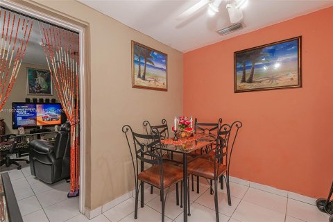 House in Hialeah, Florida 5 bedrooms, 287.53 sq.m. № 1383035 - photo 13