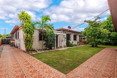 Casa en venta en Hialeah, Florida, 5 dormitorios, 287.53 m2 № 1383035 - foto 28