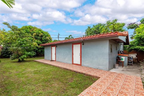 Casa en venta en Hialeah, Florida, 5 dormitorios, 287.53 m2 № 1383035 - foto 27