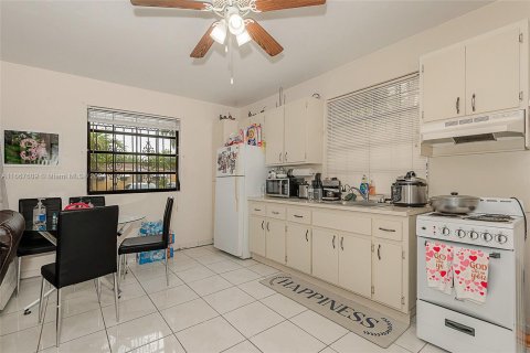 Casa en venta en Hialeah, Florida, 5 dormitorios, 287.53 m2 № 1383035 - foto 20