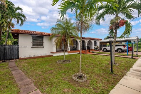 Villa ou maison à vendre à Hialeah, Floride: 5 chambres, 287.53 m2 № 1383035 - photo 1