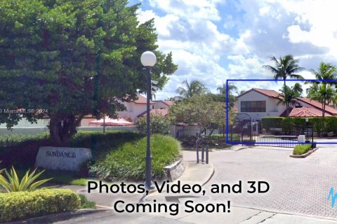 House in Miami, Florida 5 bedrooms, 274.8 sq.m. № 1383078 - photo 1