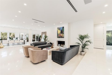 House in Coral Gables, Florida 5 bedrooms, 563.82 sq.m. № 1185758 - photo 12