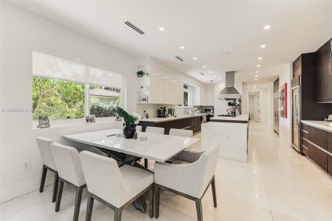 House in Coral Gables, Florida 5 bedrooms, 563.82 sq.m. № 1185758 - photo 18