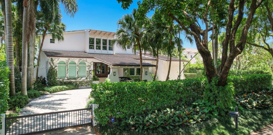 House in Coral Gables, Florida 5 bedrooms, 563.82 sq.m. № 1185758