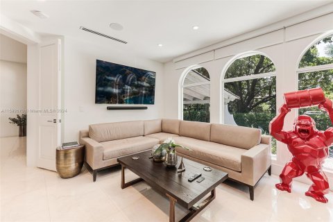 House in Coral Gables, Florida 5 bedrooms, 563.82 sq.m. № 1185758 - photo 10