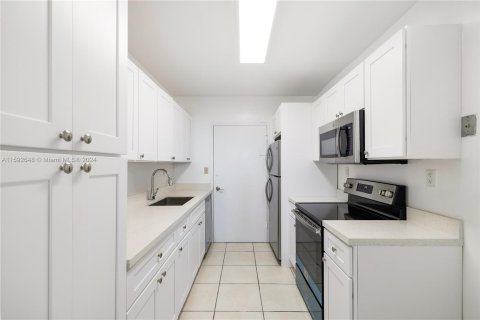 Condo in Miami Beach, Florida, 1 bedroom  № 1184326 - photo 13