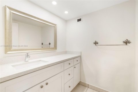 Condo in Miami Beach, Florida, 1 bedroom  № 1184326 - photo 15