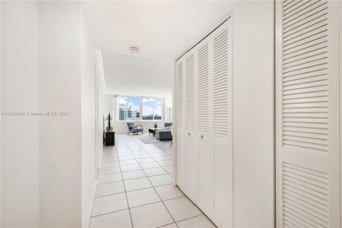 Condo in Miami Beach, Florida, 1 bedroom  № 1184326 - photo 16