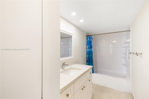 Condo in Miami Beach, Florida, 1 bedroom  № 1184326 - photo 11