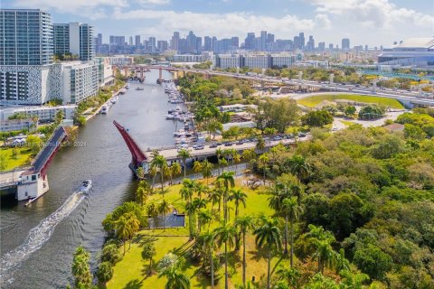 Propiedad comercial en venta en Miami, Florida № 1185055 - foto 9