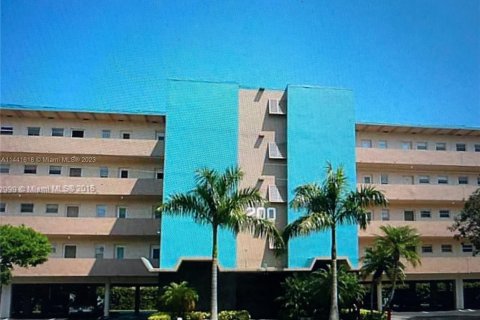 Condominio en venta en Hallandale Beach, Florida, 1 dormitorio, 77.11 m2 № 684092 - foto 2