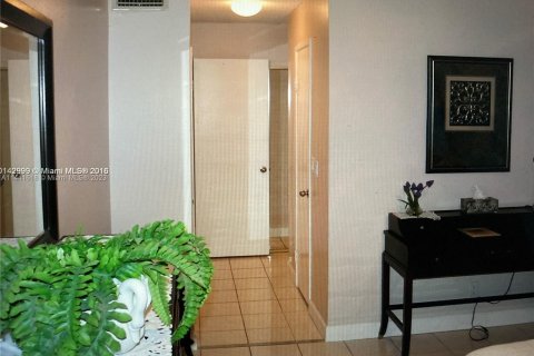 Condominio en venta en Hallandale Beach, Florida, 1 dormitorio, 77.11 m2 № 684092 - foto 17
