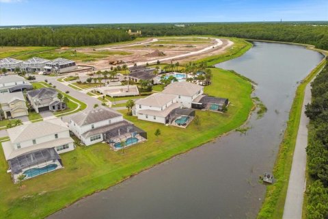 Casa en venta en Kissimmee, Florida, 7 dormitorios, 379.41 m2 № 1401843 - foto 1