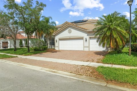 House in Miramar, Florida 5 bedrooms, 257.43 sq.m. № 1178146 - photo 1