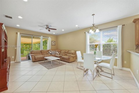 House in Miramar, Florida 5 bedrooms, 257.43 sq.m. № 1178146 - photo 7