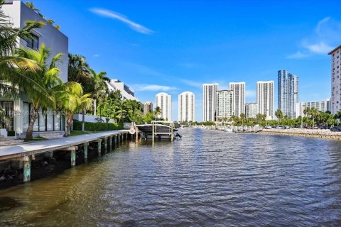 Touwnhouse à vendre à Sunny Isles Beach, Floride: 4 chambres, 262.91 m2 № 1328292 - photo 3