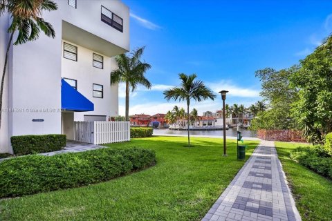 Touwnhouse à vendre à Sunny Isles Beach, Floride: 4 chambres, 262.91 m2 № 1328292 - photo 2