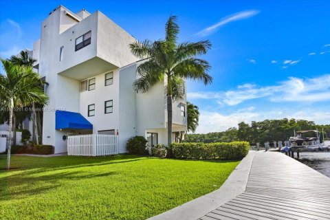 Touwnhouse à vendre à Sunny Isles Beach, Floride: 4 chambres, 262.91 m2 № 1328292 - photo 1