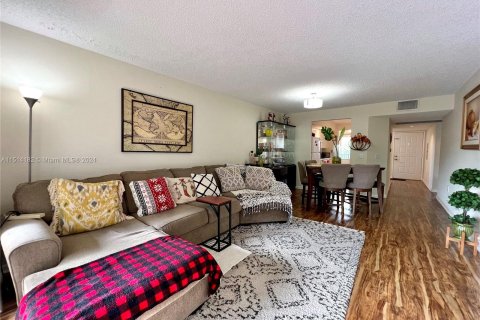 Condominio en venta en Pembroke Pines, Florida, 2 dormitorios, 105.63 m2 № 951431 - foto 2