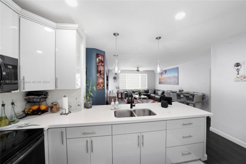 Condo in Miami, Florida, 3 bedrooms  № 1221044 - photo 10