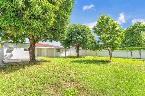 House in Hialeah, Florida 3 bedrooms, 124.4 sq.m. № 1370470 - photo 25