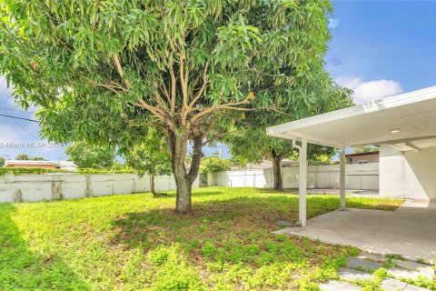 House in Hialeah, Florida 3 bedrooms, 124.4 sq.m. № 1370470 - photo 27