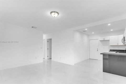 Casa en venta en Hialeah, Florida, 3 dormitorios, 124.4 m2 № 1370470 - foto 11