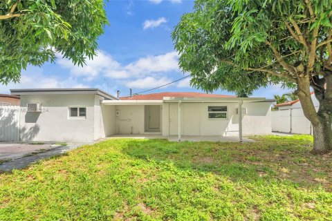 House in Hialeah, Florida 3 bedrooms, 124.4 sq.m. № 1370470 - photo 24