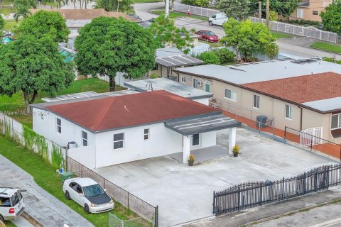 Casa en venta en Hialeah, Florida, 3 dormitorios, 124.4 m2 № 1370470 - foto 3