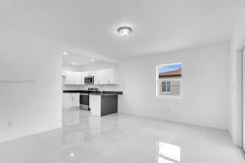 Casa en venta en Hialeah, Florida, 3 dormitorios, 124.4 m2 № 1370470 - foto 10