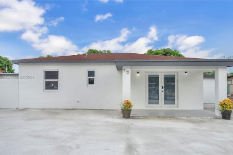 House in Hialeah, Florida 3 bedrooms, 124.4 sq.m. № 1370470 - photo 2