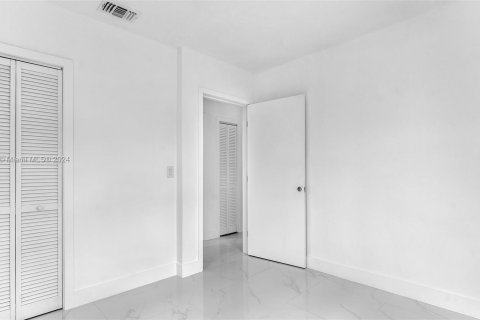 Casa en venta en Hialeah, Florida, 3 dormitorios, 124.4 m2 № 1370470 - foto 19