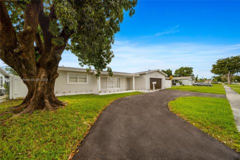 Villa ou maison à vendre à Pembroke Pines, Floride: 5 chambres, 207.73 m2 № 1294162 - photo 3