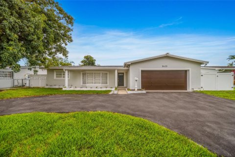 Villa ou maison à vendre à Pembroke Pines, Floride: 5 chambres, 207.73 m2 № 1294162 - photo 1