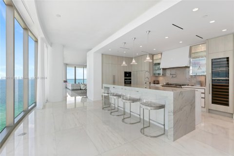 Condo in Sunny Isles Beach, Florida, 4 bedrooms  № 1358740 - photo 9