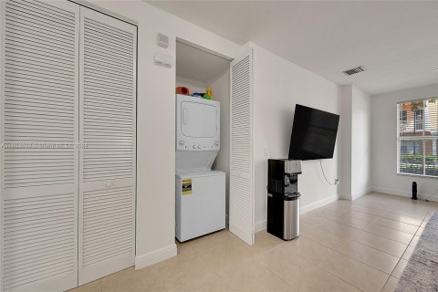 Condo in Fort Lauderdale, Florida, 1 bedroom  № 1358739 - photo 17