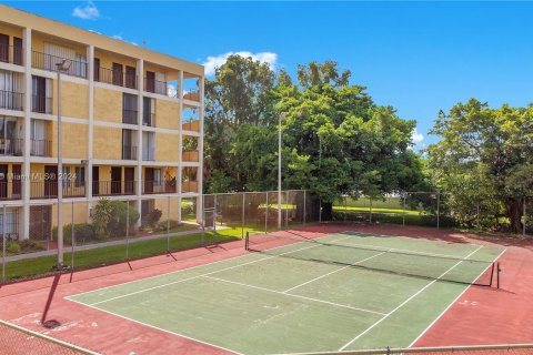 Condo in Miami, Florida, 1 bedroom  № 1358703 - photo 23