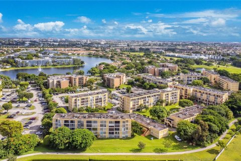 Condo in Miami, Florida, 1 bedroom  № 1358703 - photo 27