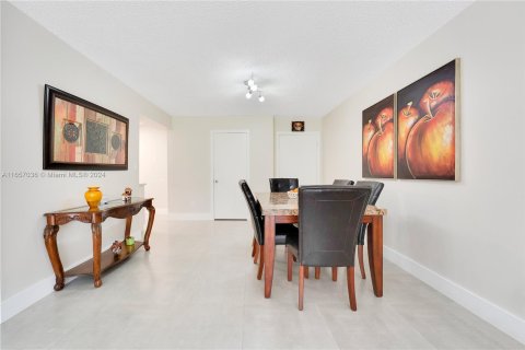 Condo in Miami, Florida, 1 bedroom  № 1358703 - photo 11