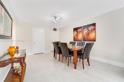 Condo in Miami, Florida, 1 bedroom  № 1358703 - photo 9