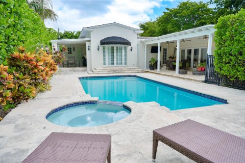 Villa ou maison à vendre à Coral Gables, Floride: 4 chambres № 1358785 - photo 3