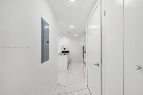 Condo in Miami, Florida, 1 bedroom  № 1377217 - photo 10